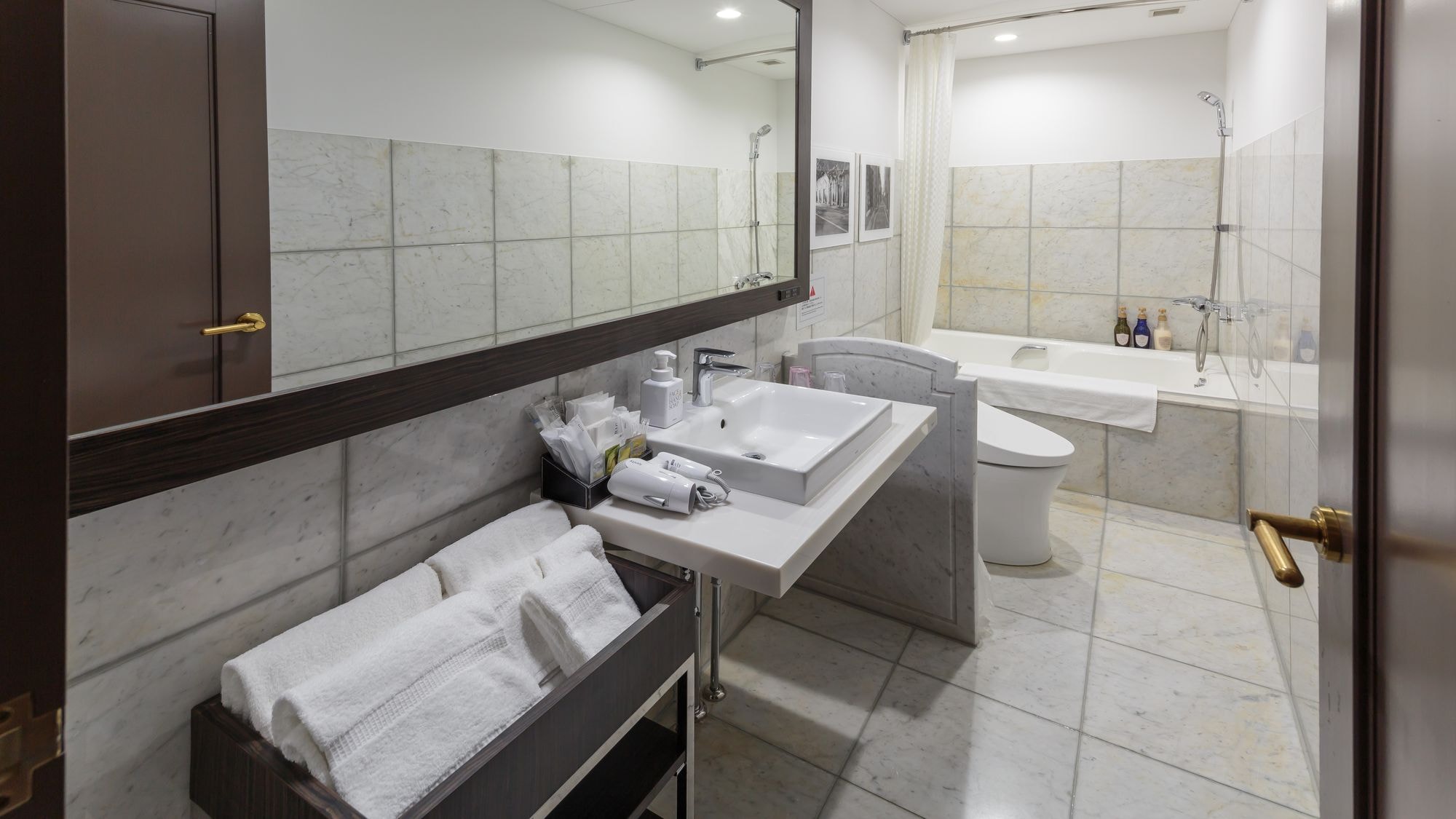 Deluxe triple bathroom