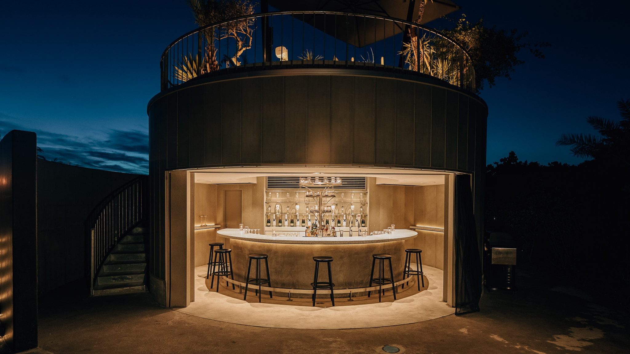 QUẦY BAR BÊN HỒ BƠI