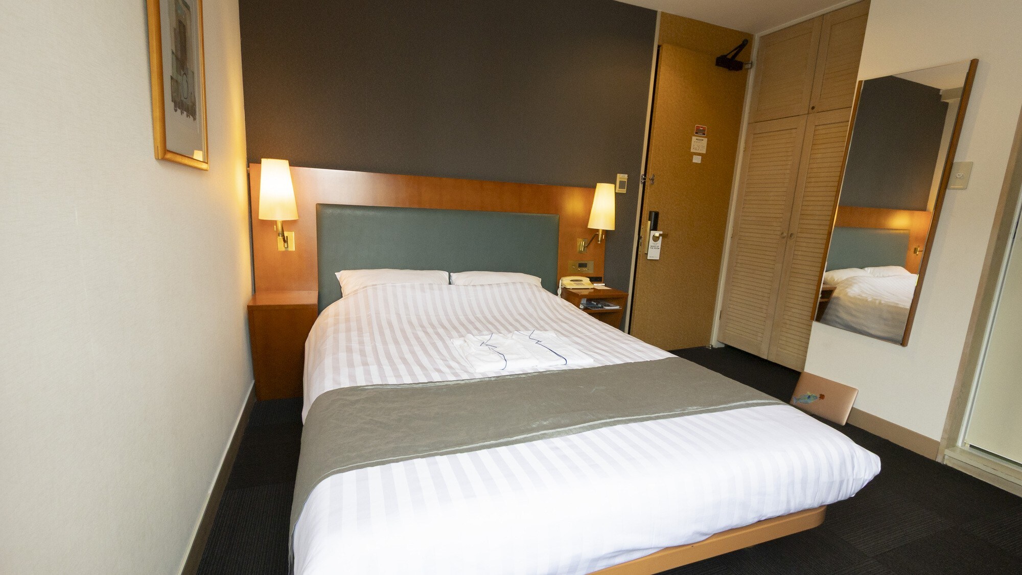 더블 유스는 물론 전 객실 더블 침대.