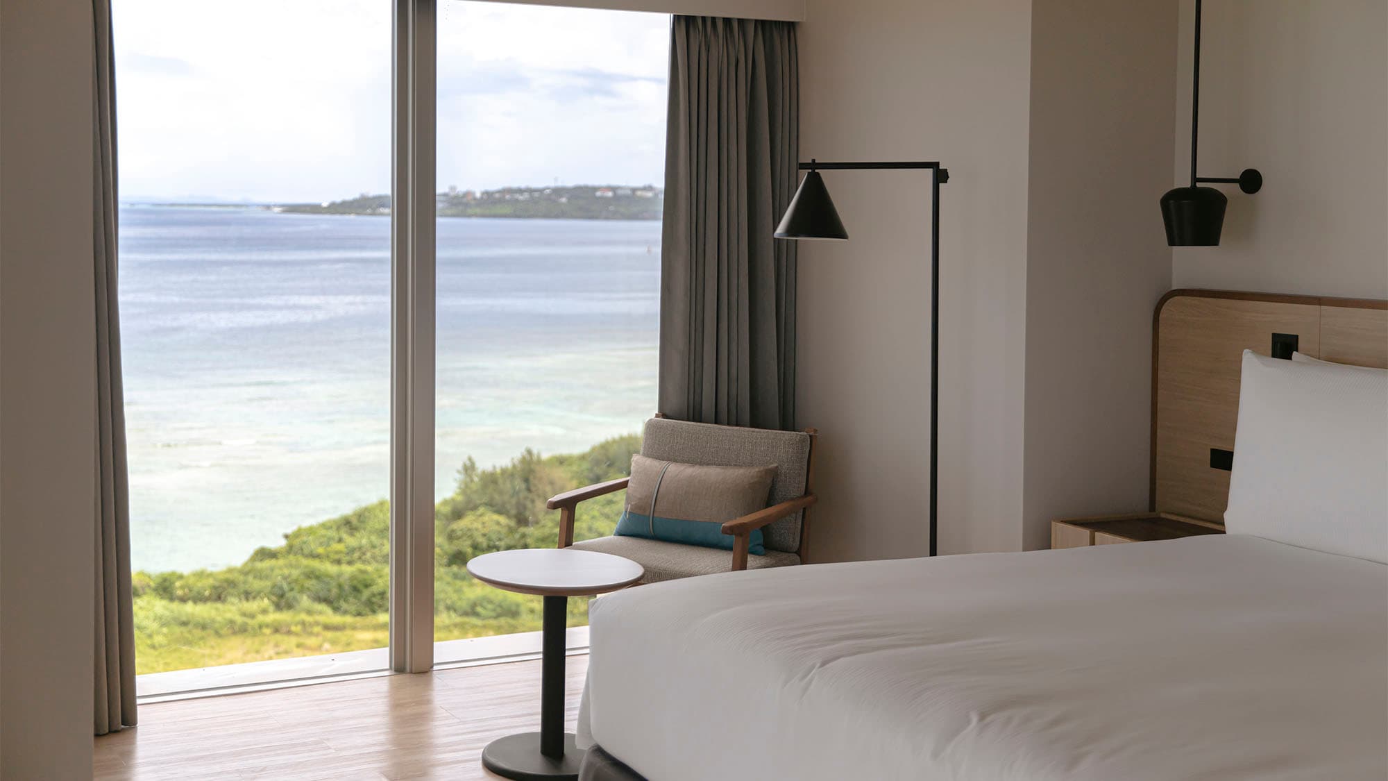 海景豪华套房（特大床）