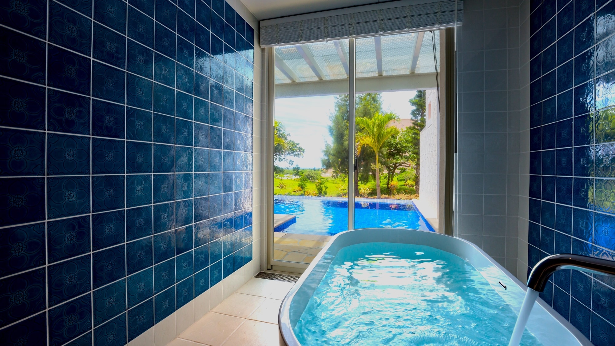 [Pool Villa Premier 1F] Spacious glass-walled bathroom