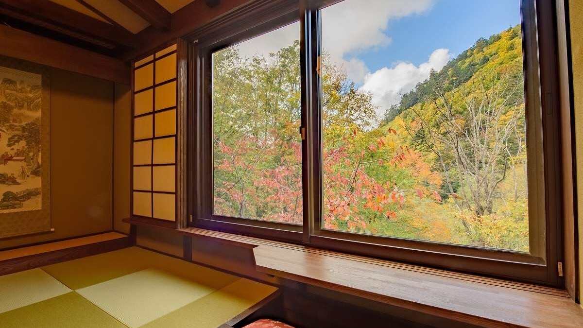 ■ Yamazakura The view from the large window further enhances the sense of the season.