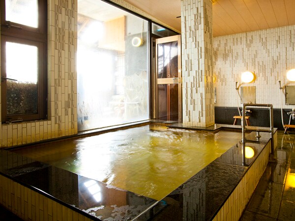The indoor bath is a normal boiling water. Fully equipped with shampoo, treatment, body soap, etc.