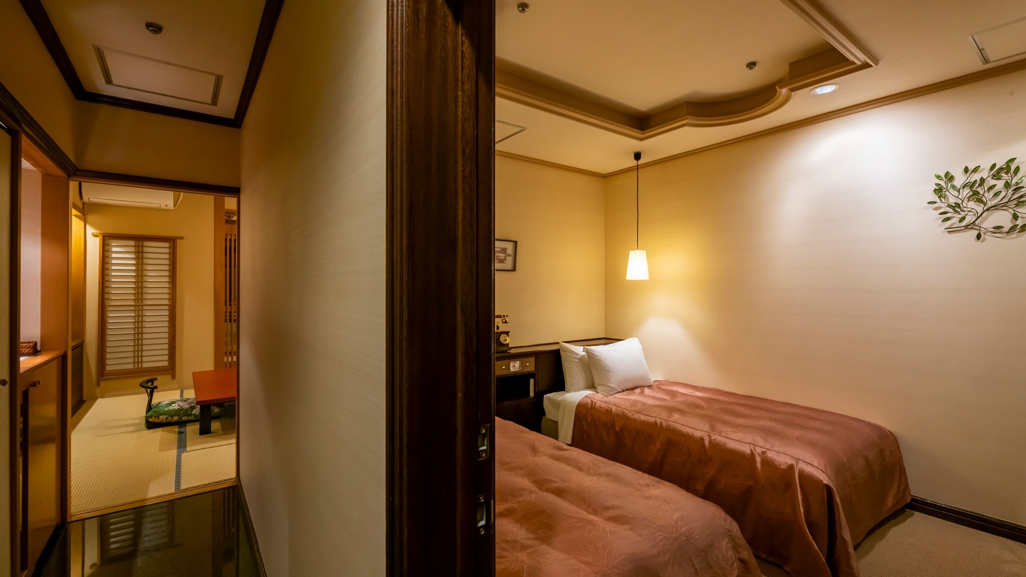 [Special room on the top floor of the main building] The Japanese-style room and Western-style room are separate, so you can stay comfortable without worrying about each other.