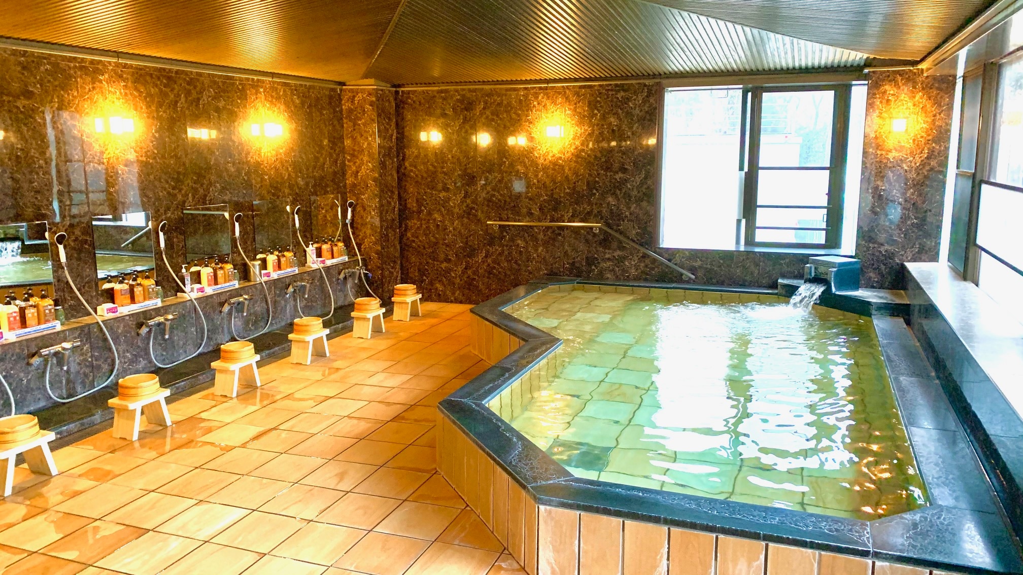 Large public bath (daytime)