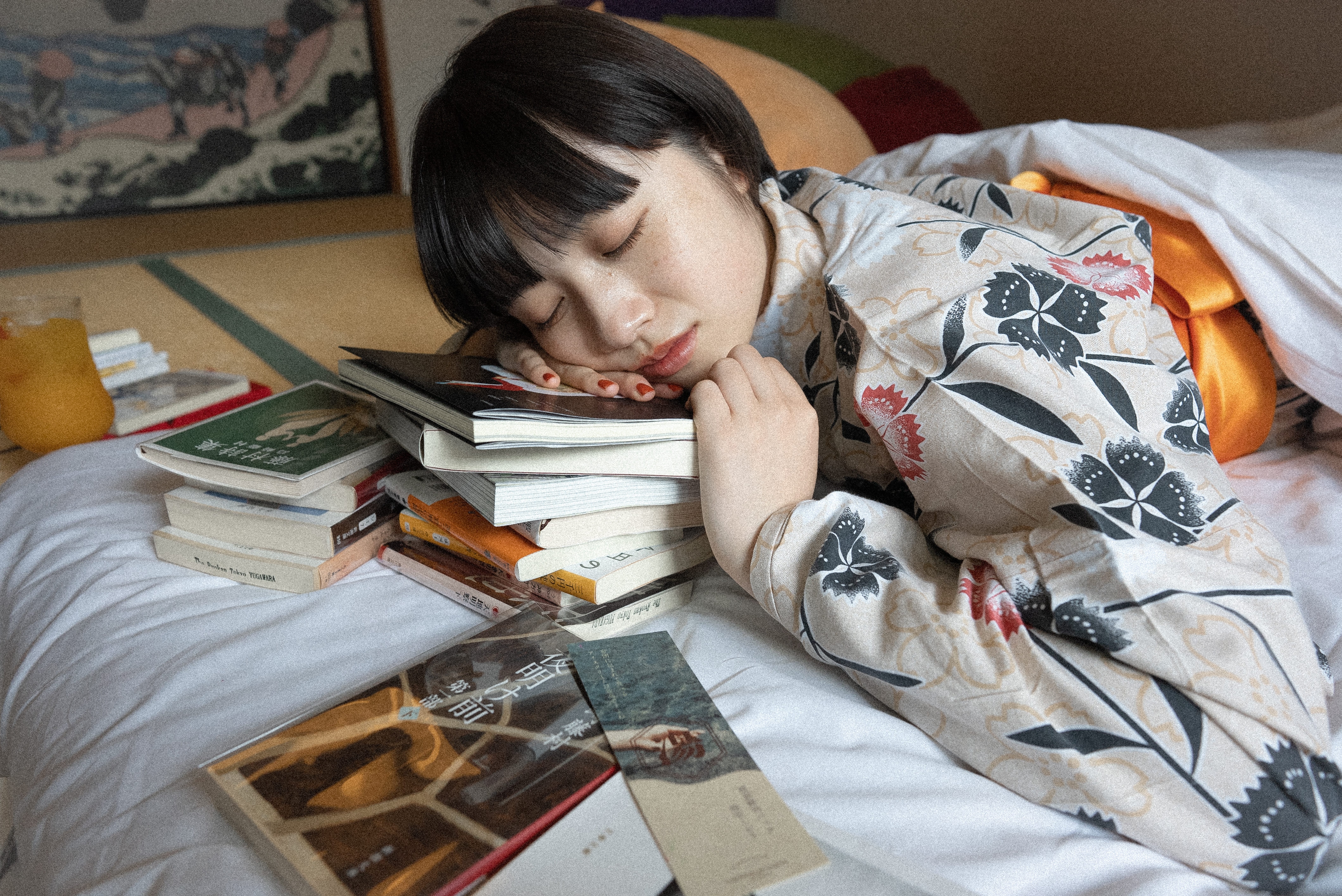 คุณสามารถนำนิตยสารและหนังสือจากห้องสมุดเข้ามาในห้องพักได้