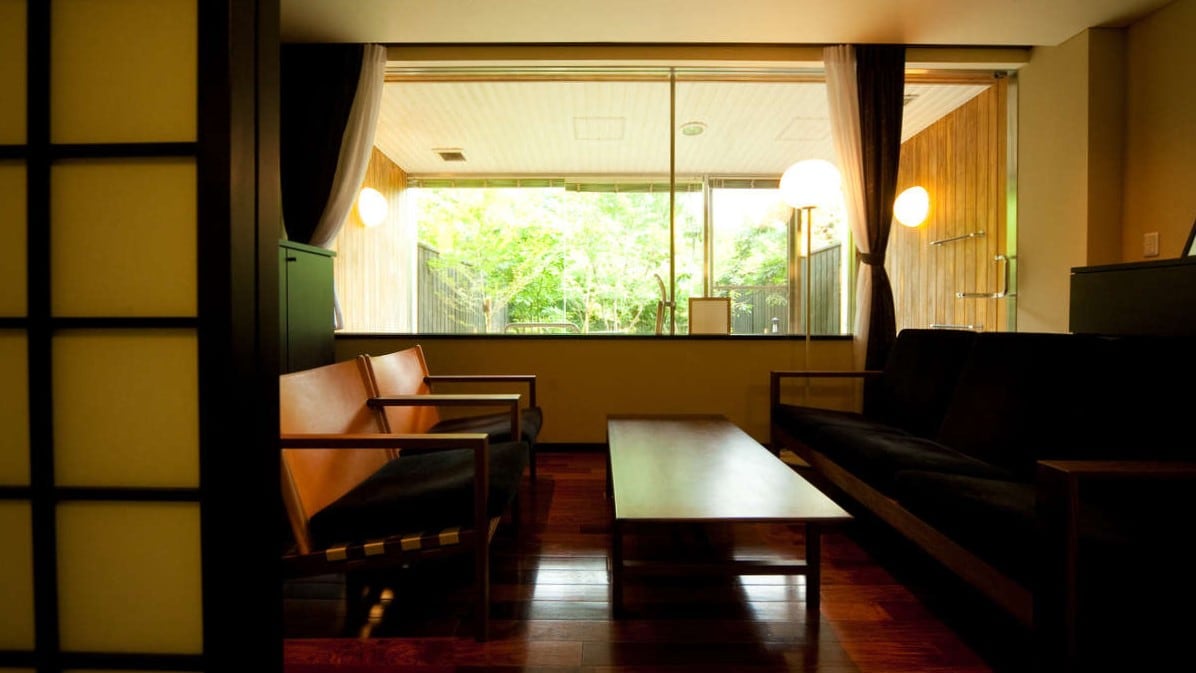 Special Japanese-style room 10 tatami mats + living room (4 people capacity)