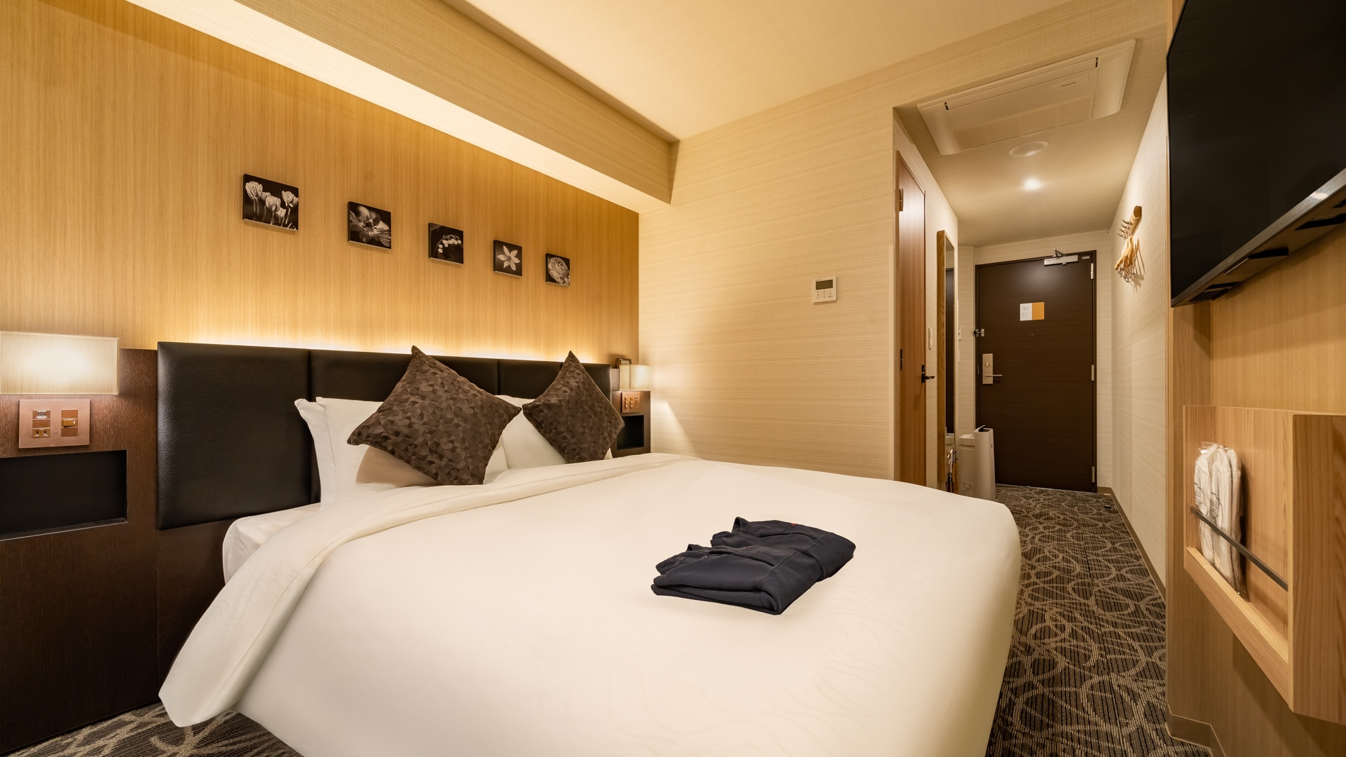 [Superior Double] The 160cm wide bed is spacious and comfortable even for two adults♪