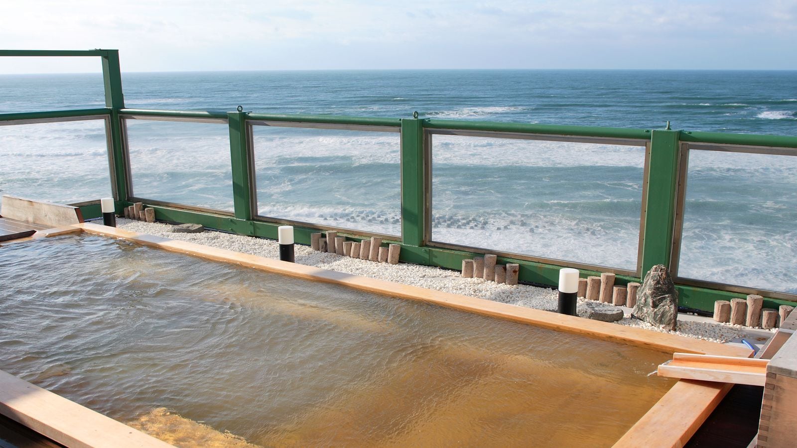 Unobstructed views of the ocean! Open-air cypress bath with a view