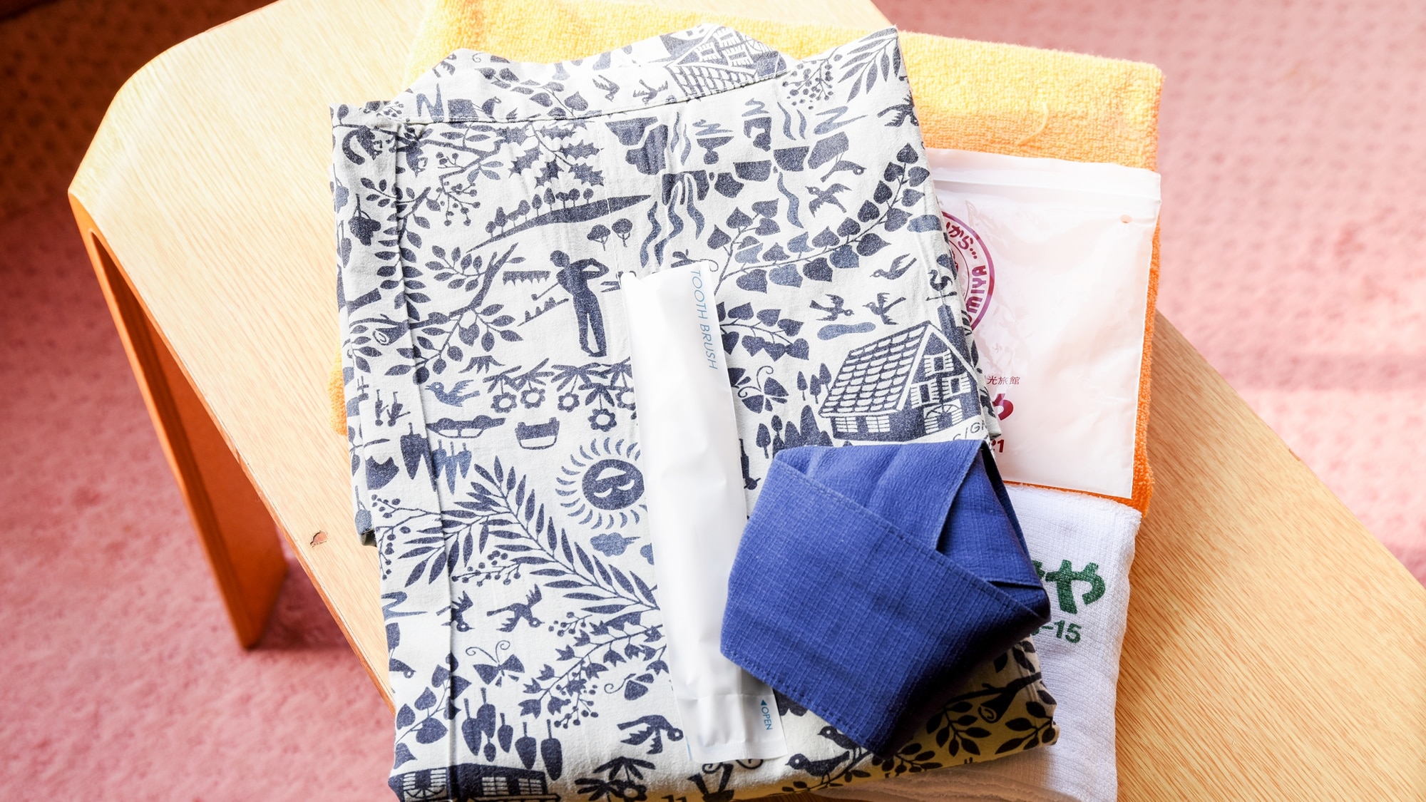 *[Ví dụ về tiện nghi] Một bộ cơ bản bao gồm yukata và khăn tắm.