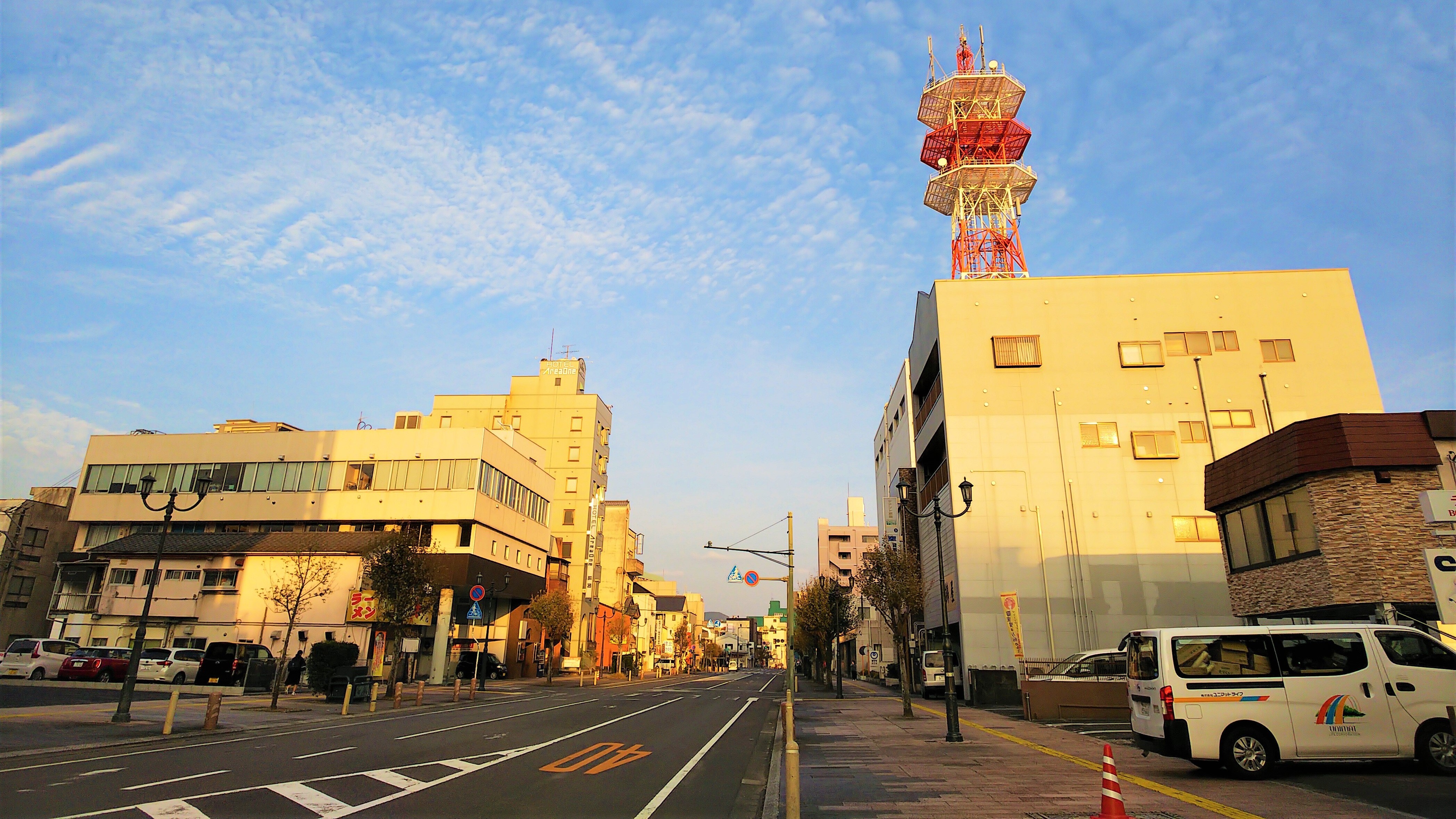 [Around the hotel] If you look at the hotel from the direction of Nobeoka City Hall, you will see a large red and white steel tower.