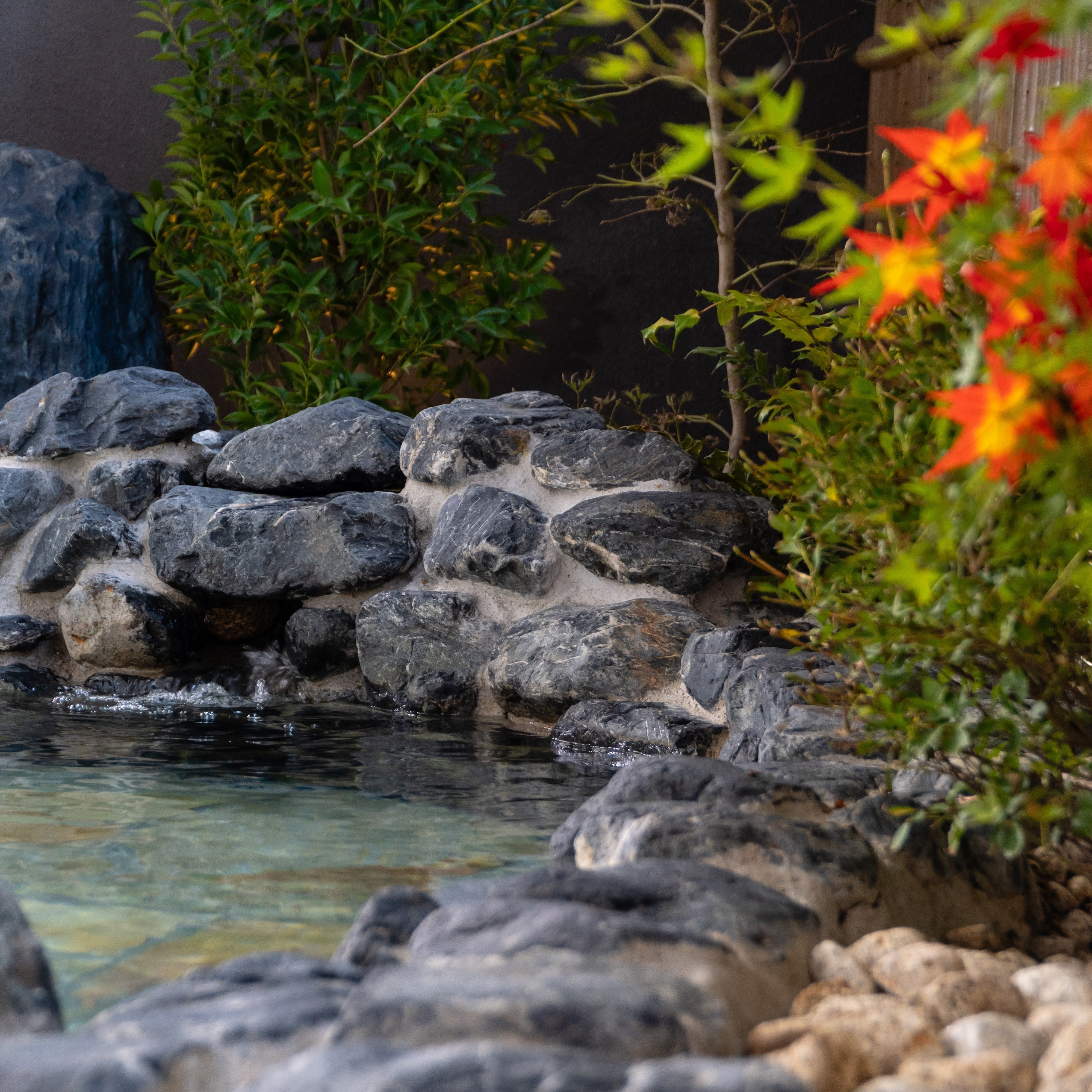 <Natural hot spring water lily hot spring> Efficacy: It is said to be effective for neuralgia, muscle pain, joint pain, etc.
