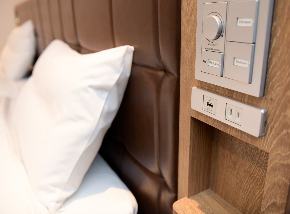 枕元にコンセント・USBポート設置！