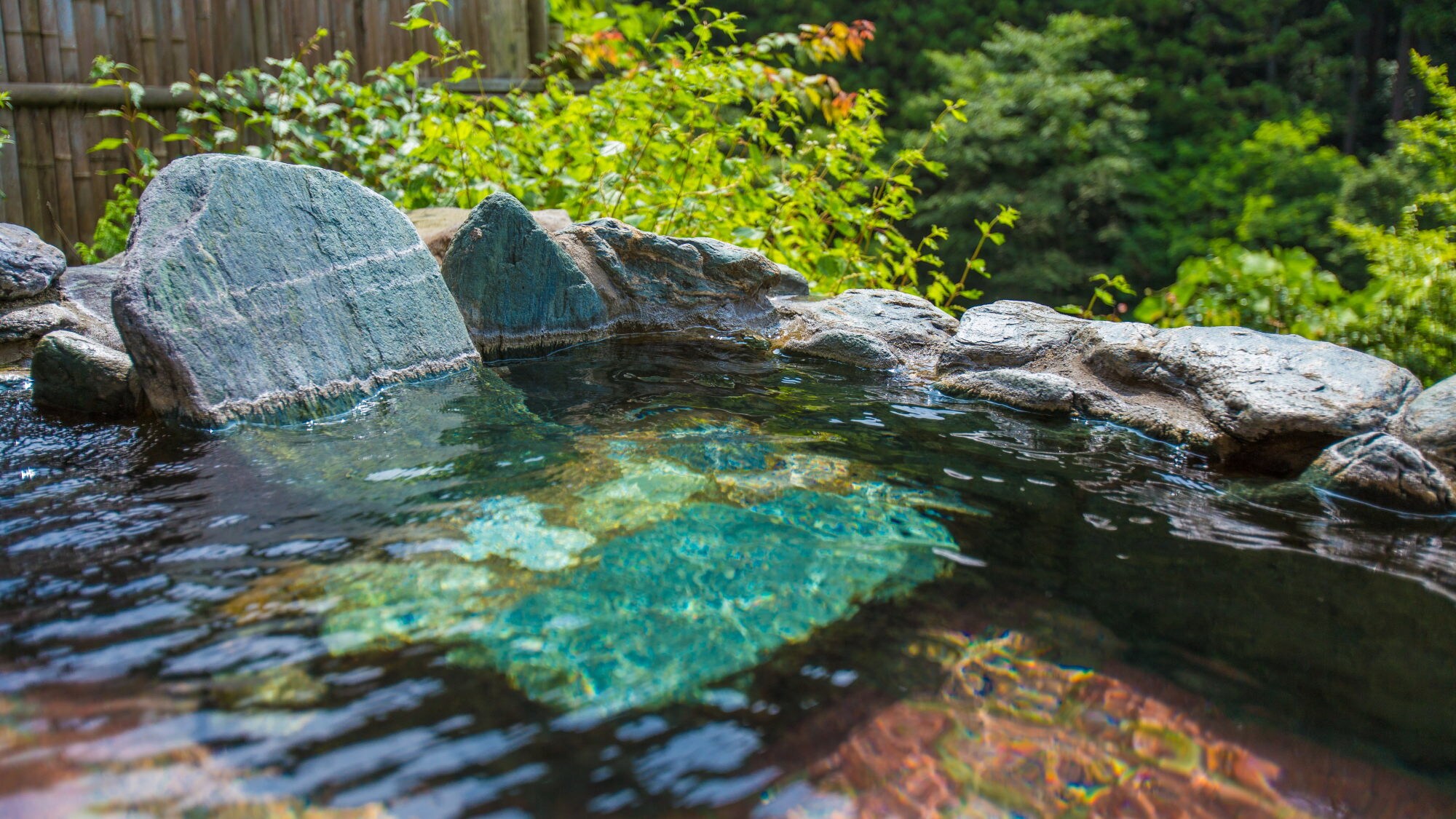 Enjoy the beautiful scenery of each season while soaking in the hot springs.