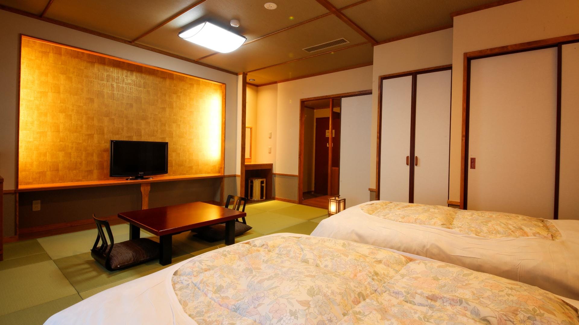 ■ Japanese and Western rooms at different angles