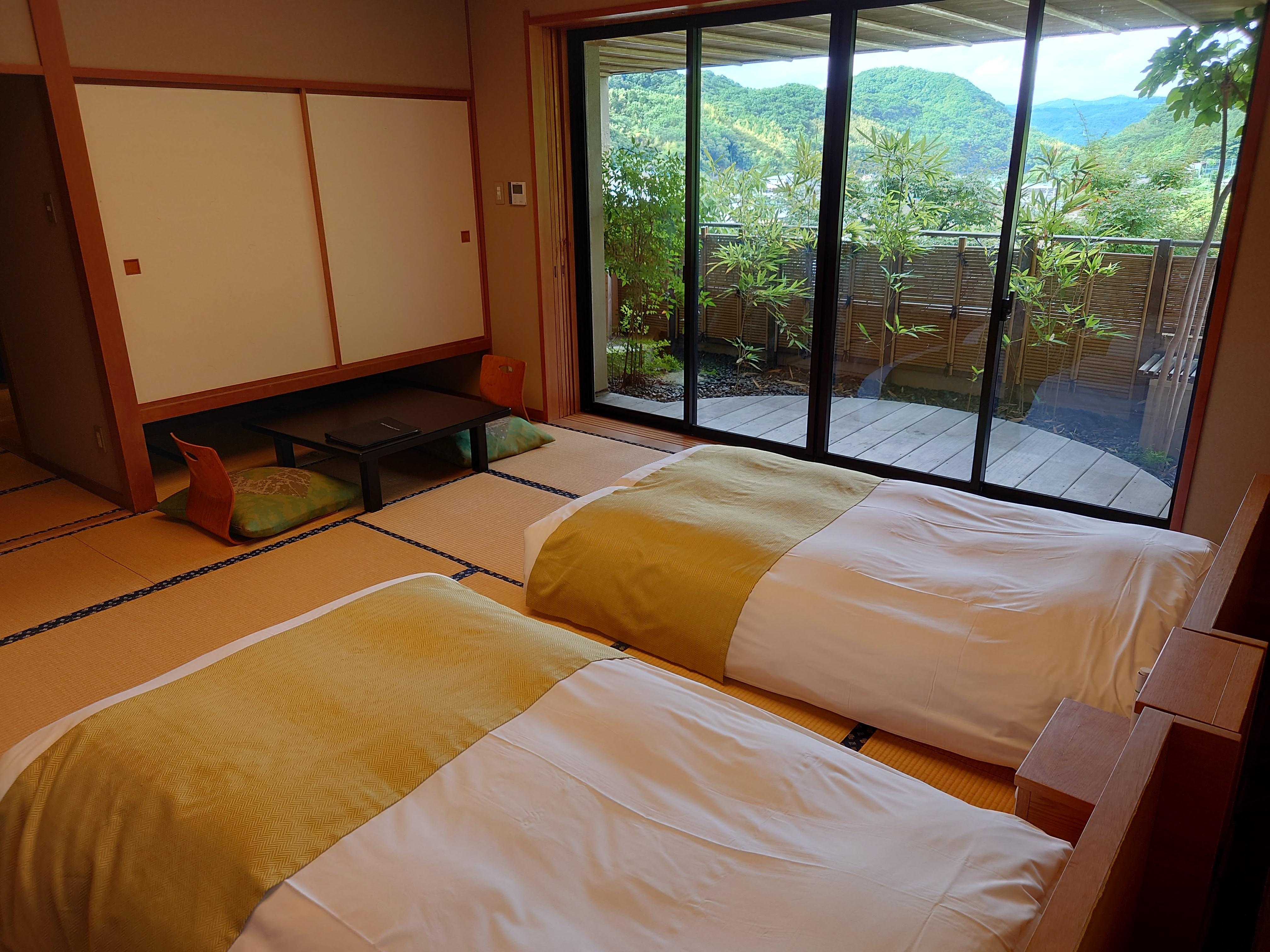 [Japanese-style room with open-air bath]