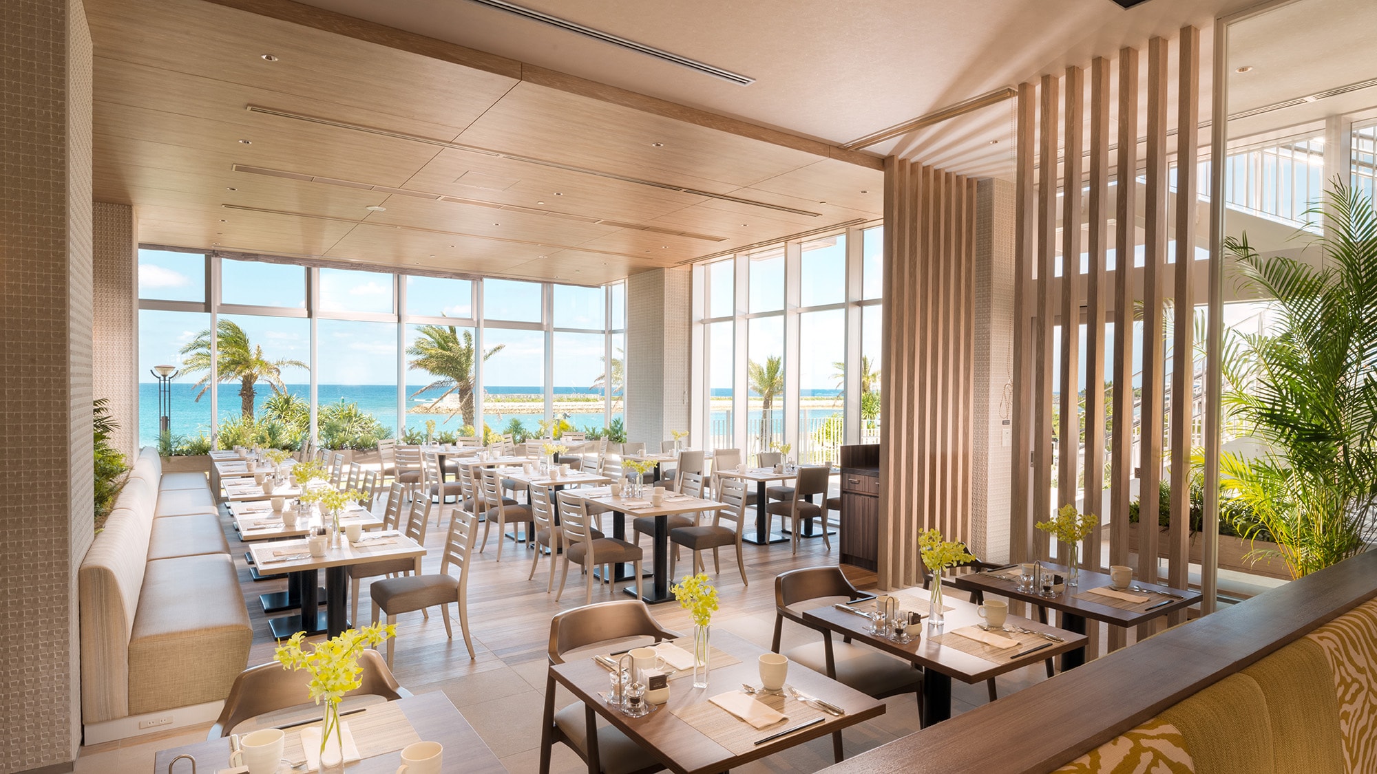 [Matira] Enjoy a balanced breakfast while gazing at the beautiful ocean that spreads out before you.