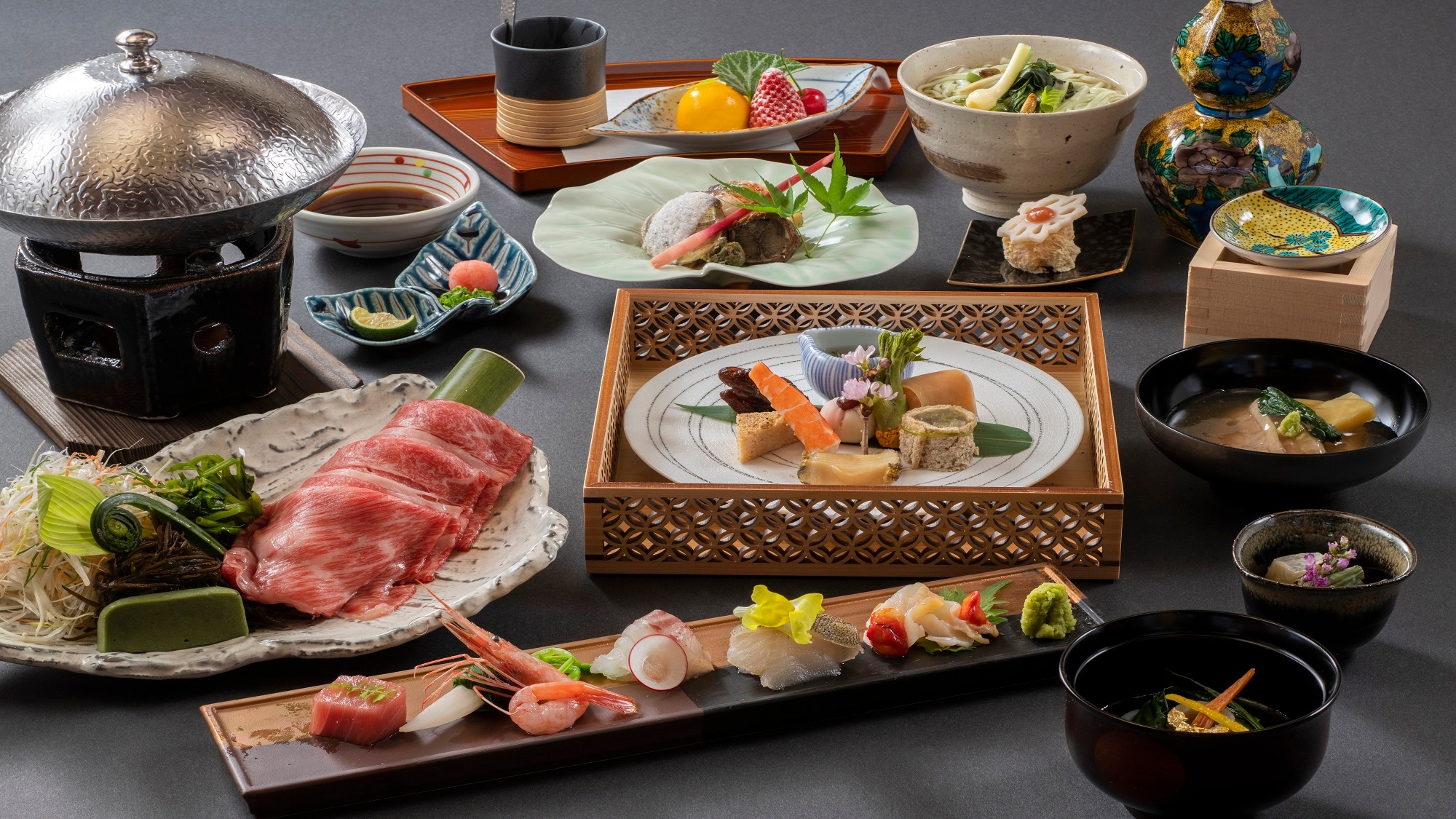 [晚餐图片]请享用在能登的里山里海捕获的时令蔬菜混合的日本怀石料理。
