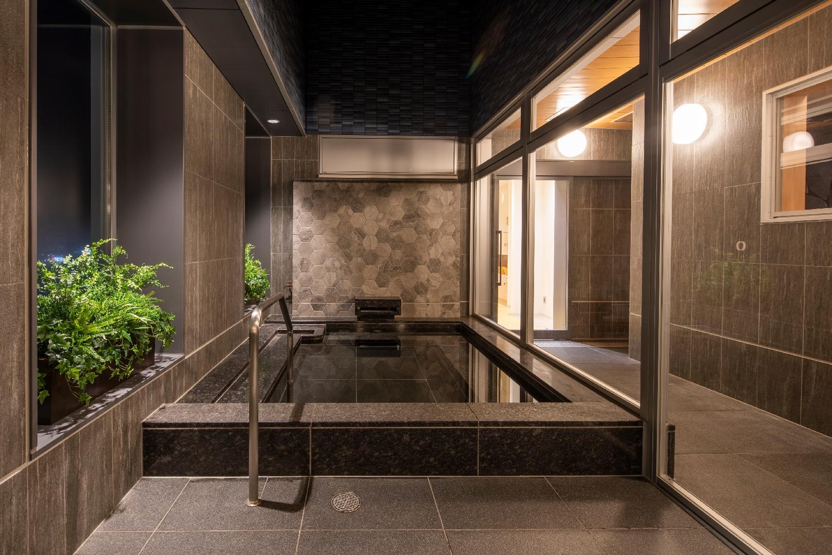 Natural hot spring (open-air bath)