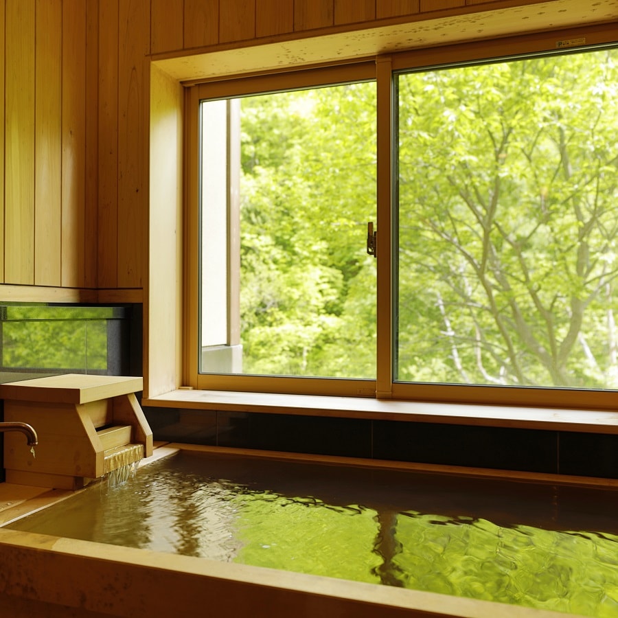 在49間客房中，30間設有浴池，您可以在其中享受從自己的源頭直接流出的溫泉。 * 有些房間不是溫泉。