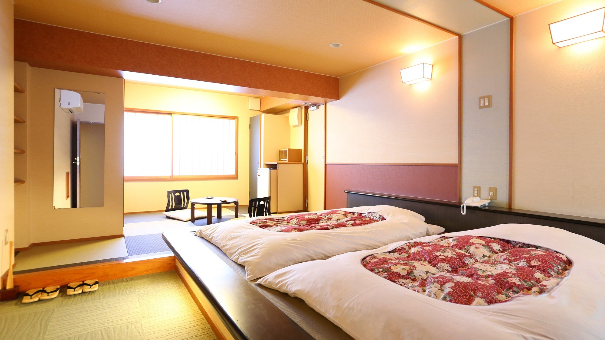 ◇ [Japanese-style twin] A modern Japanese room with a tatami floor bed. The room has futons laid out on a tatami mat that is one step higher than the floor.