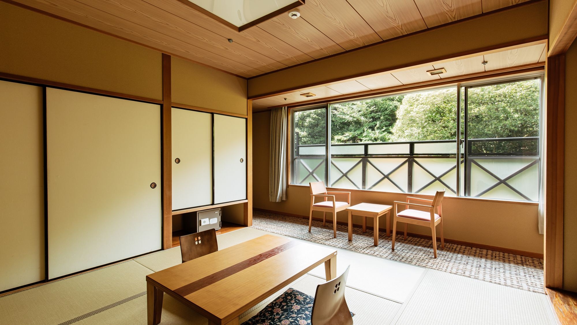 [8 tatami Japanese-style room] A Japanese-style room with a calm atmosphere