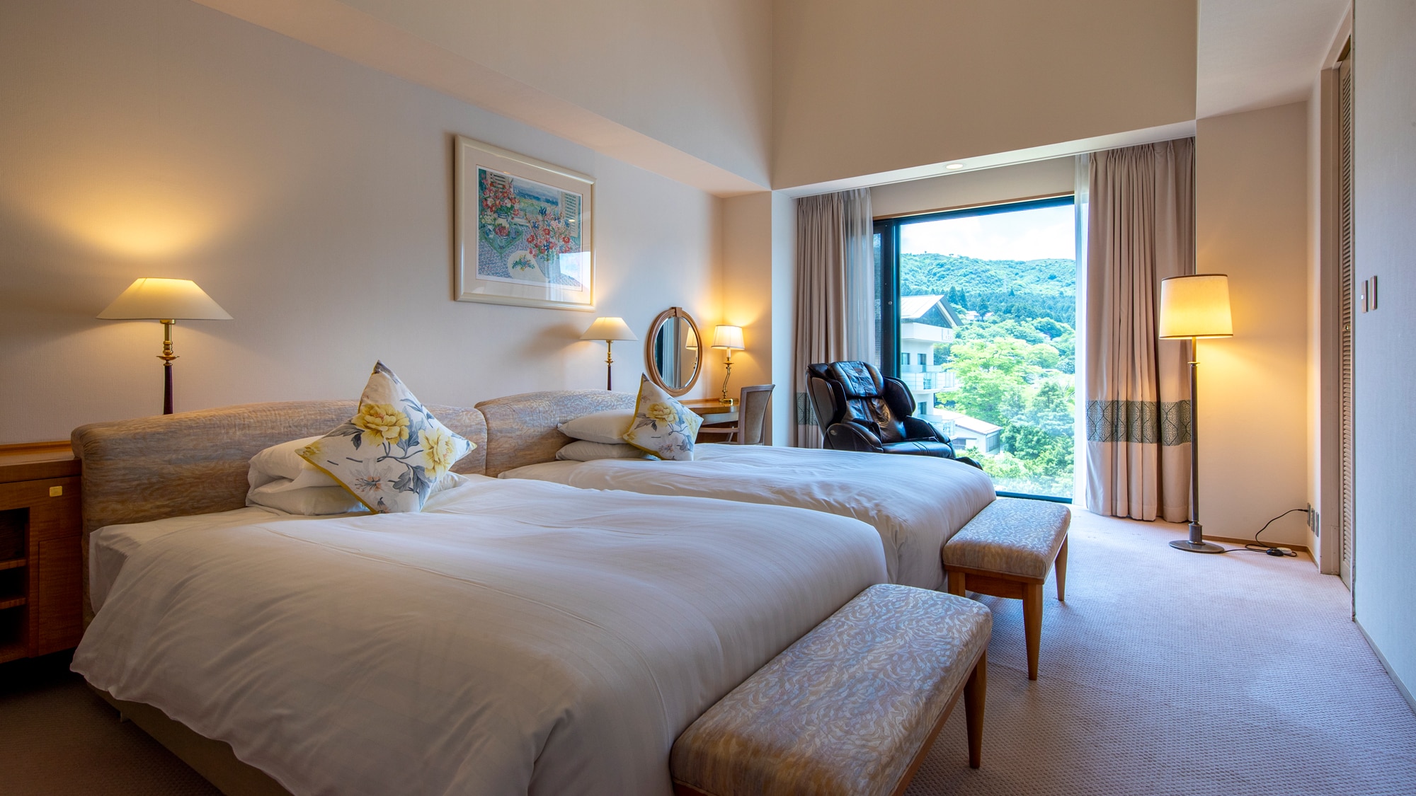 Western-style room 82 square meters [with living room overlooking Lake Ashi] Lake view suite