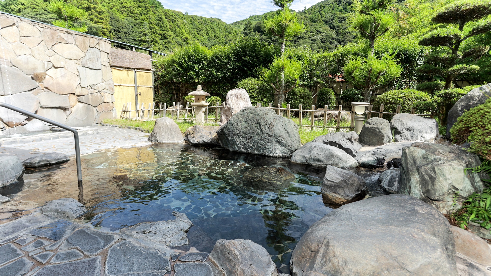 Open-air bath | A charming hot spring surrounded by nature.