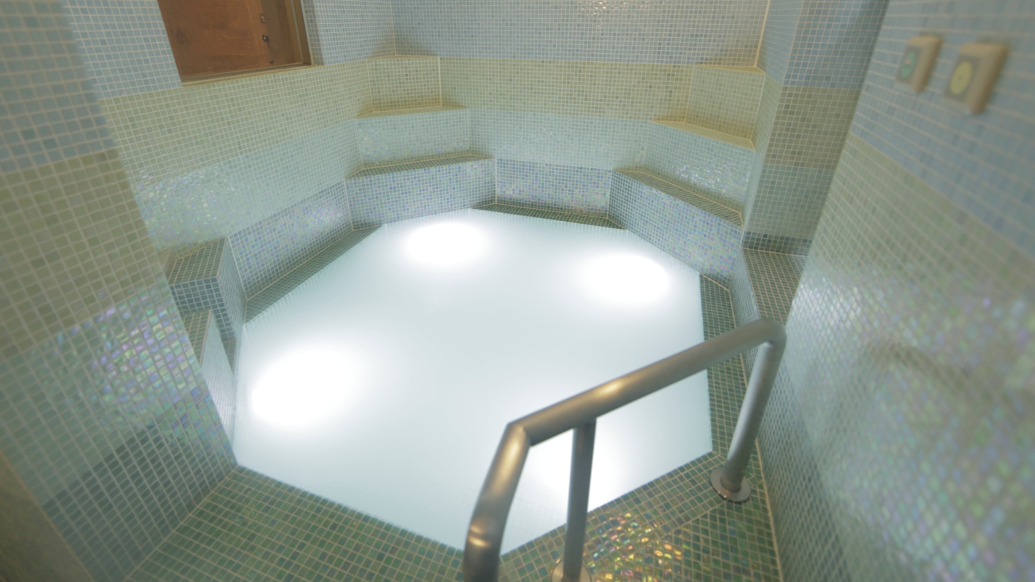 [Free private bath] Mosaic tile bath