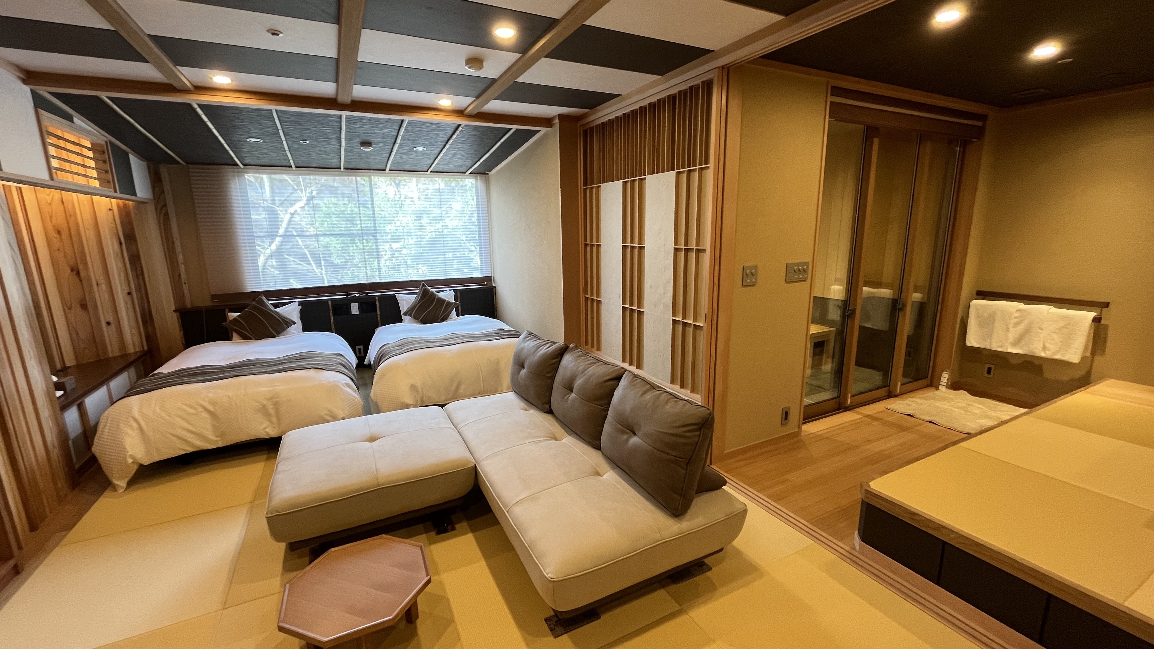 [Room with hot spring semi-open-air bath, universal design] (inside the room)