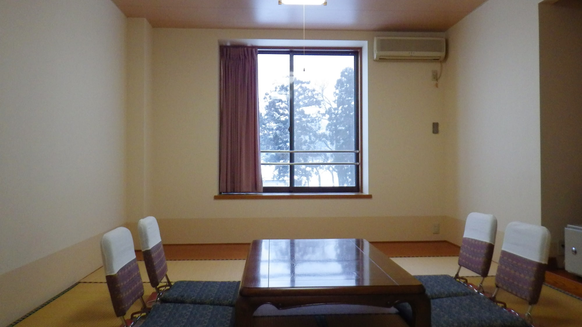 *[Guest room example] Leave your luggage and take a break in your room.
