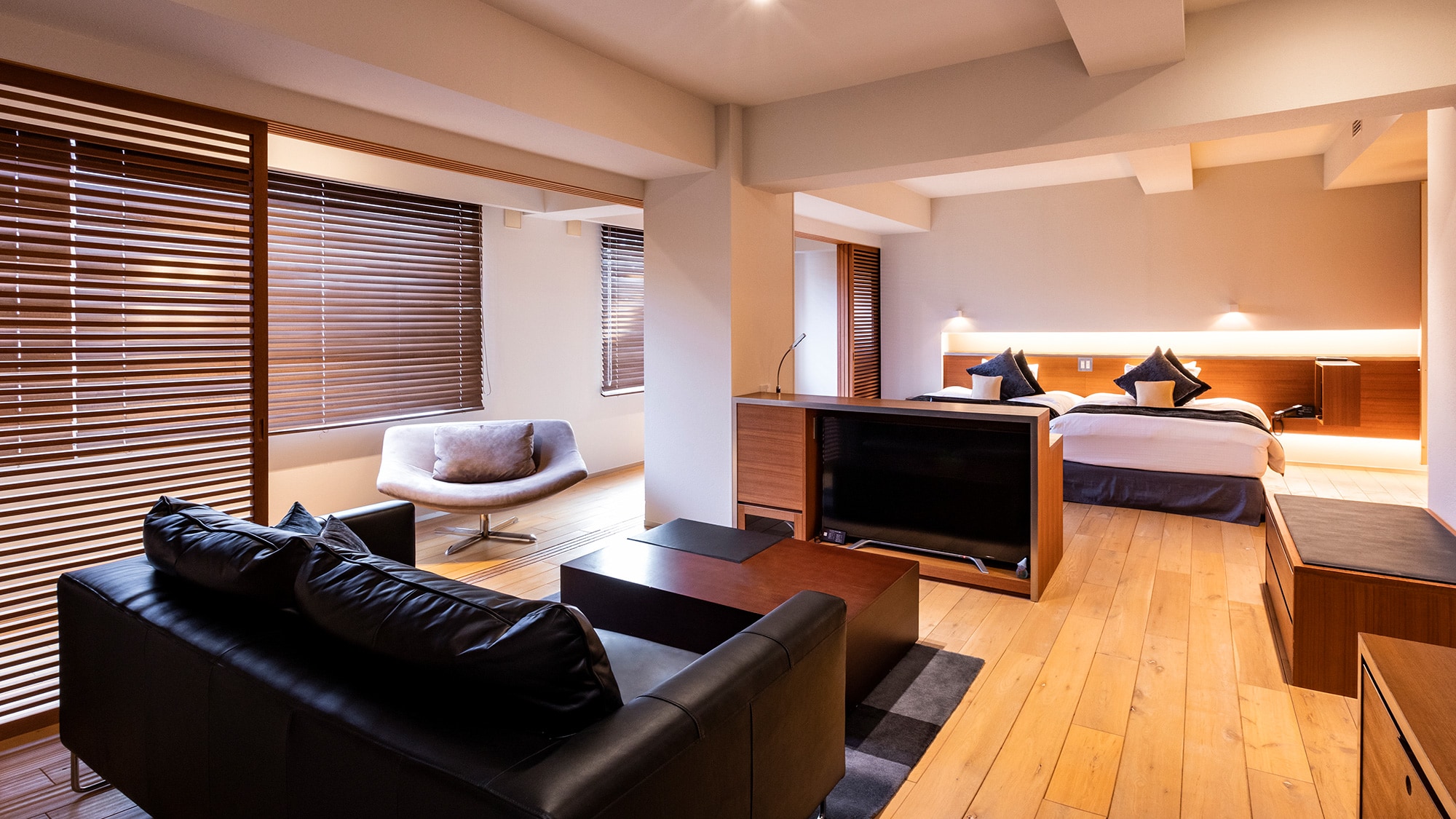 [Suite] There is also space by the window, so you can relax and enjoy the view outside.