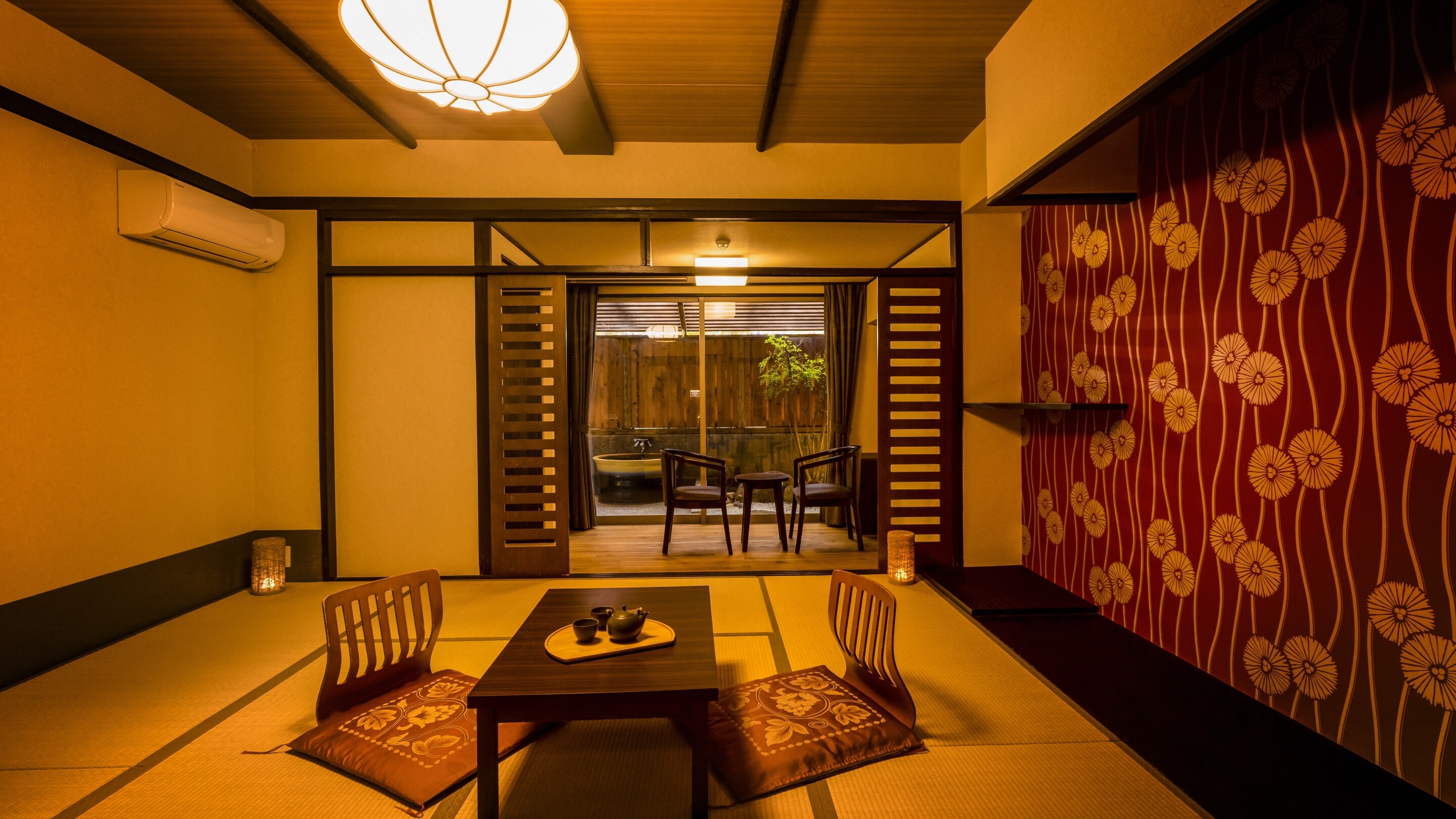 Kamar bergaya Jepang standar dengan kamar mandi terbuka *Contoh kamar tamu