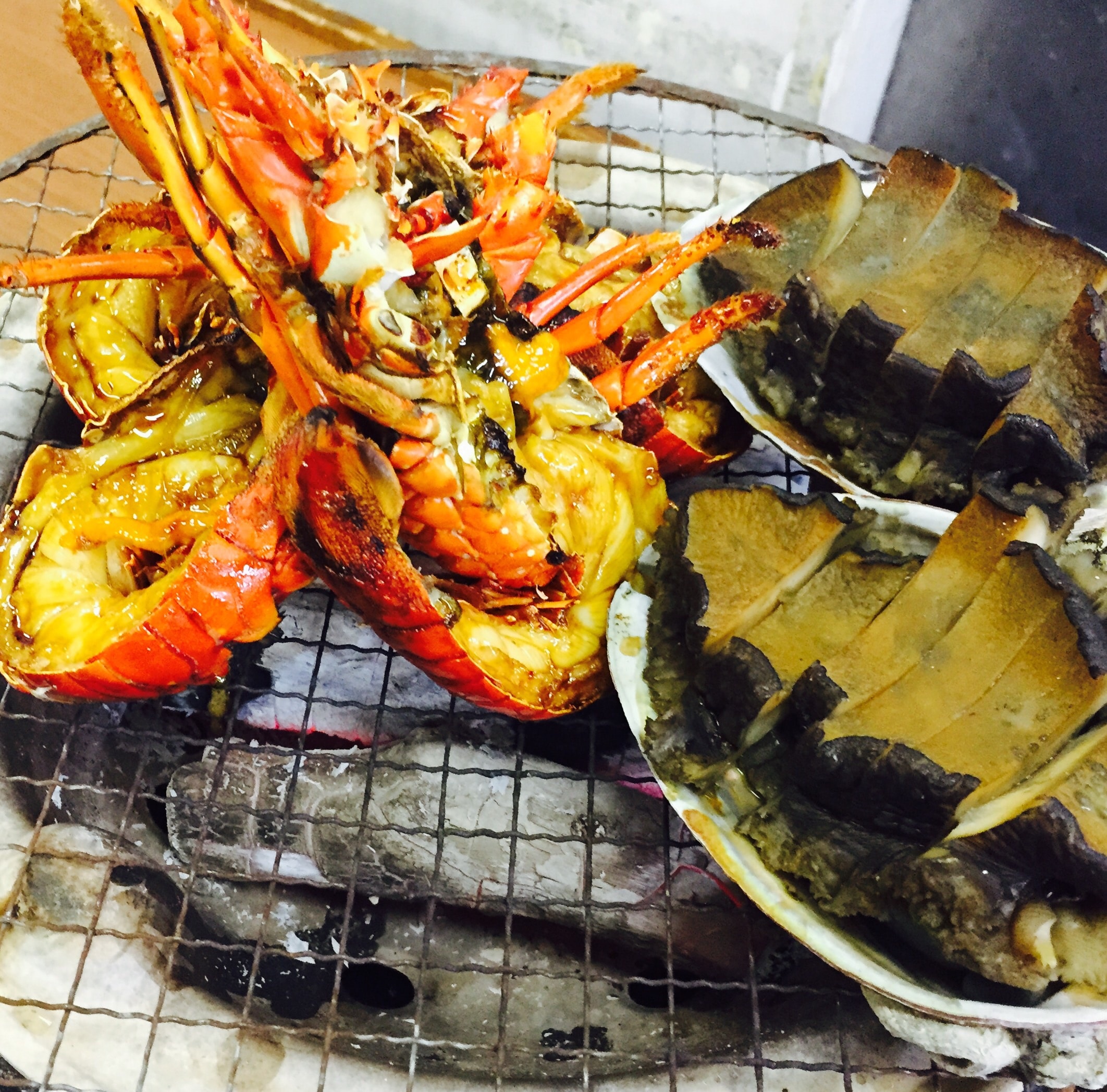 กุ้งมังกรและหอยเป๋าฮื้อย่างถ่าน