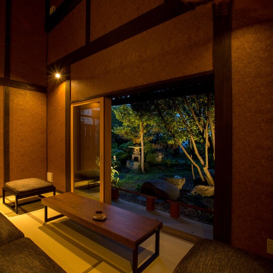 อาคารเลานจ์ที่มองเห็นลานบ้านของอดีตบ้านพักตระกูลคันดะ