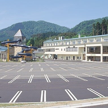 bên ngoài