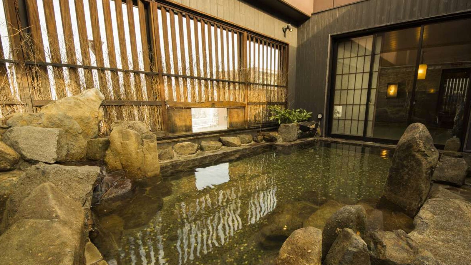 ■ Large communal bath Men's open-air bath (hot water temperature 42 ℃)