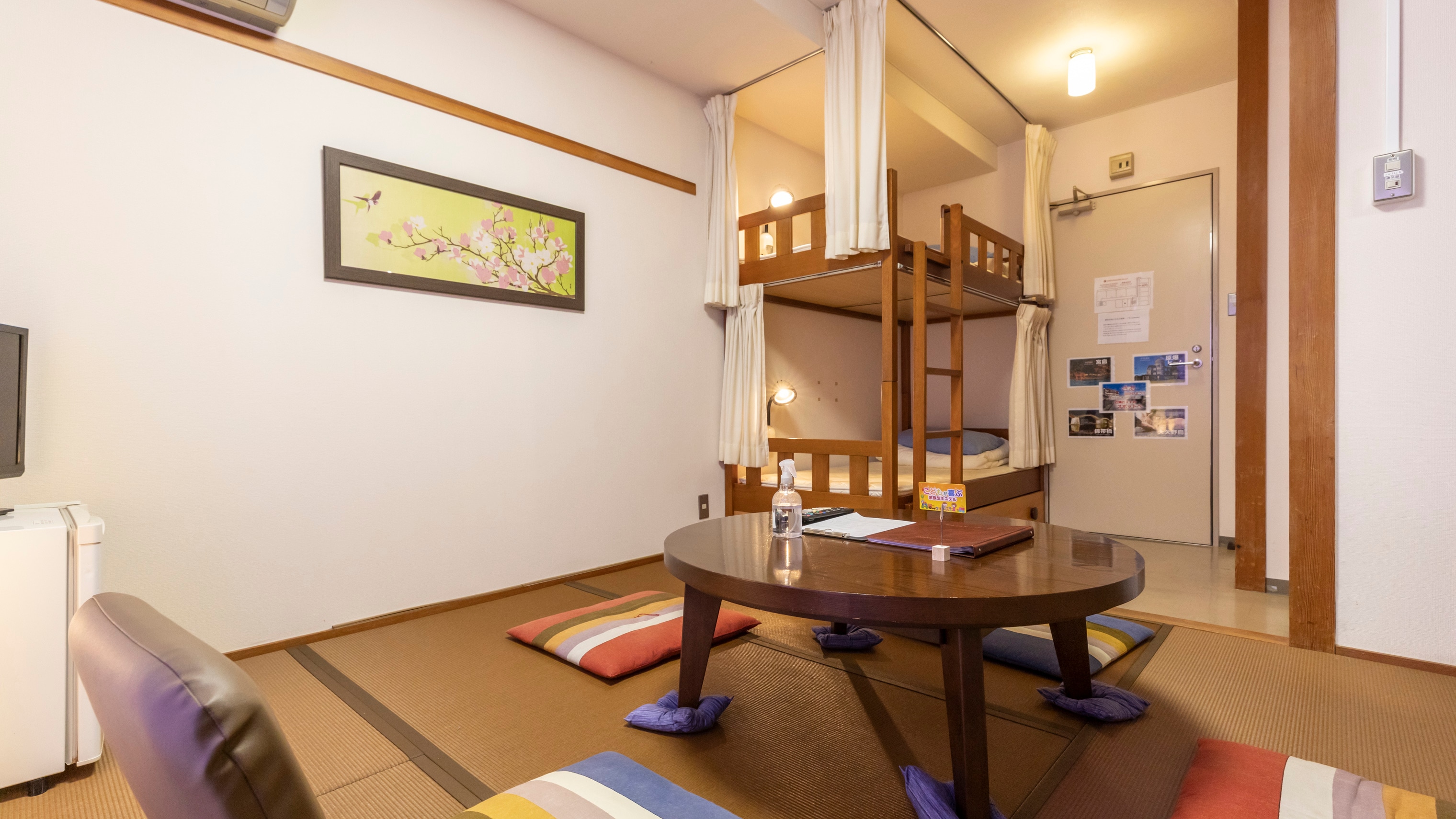 [Non-smoking] Japanese-Western style room for 1 to 4 people (bunk beds, futons) (shared bathroom and toilet)