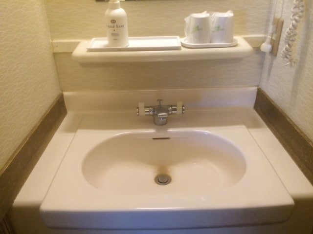 Guest room washbasin