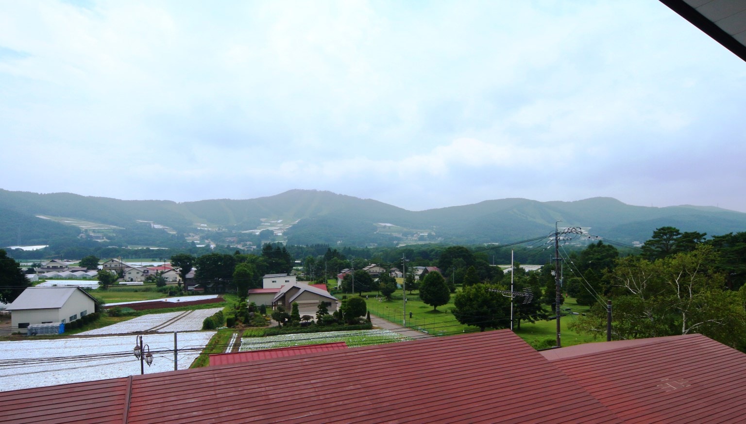 [Kamar bergaya Jepang 8 tatami] Kamar tamu gedung baru. Pemandangan dari kamar yang menghadap lereng Pine Peak Ski Resort sungguh menakjubkan.