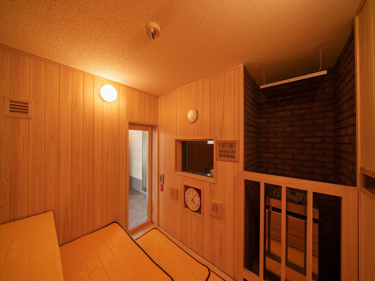 Medium temperature sauna with TV (Women can use it with confidence because it is not hot)