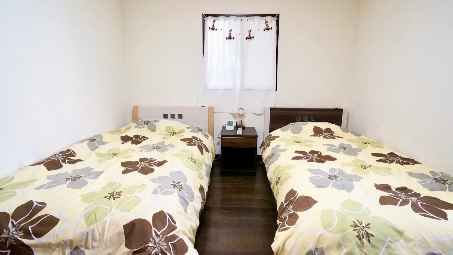 Indoors | Bedroom - Twin beds