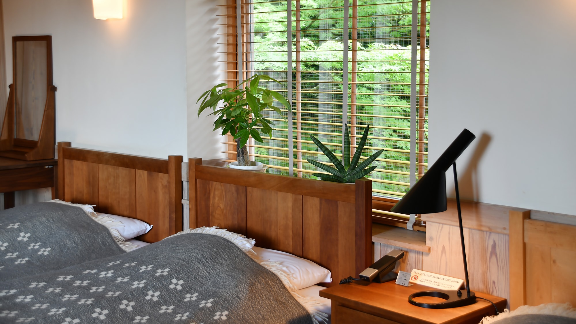 From the bedroom window of "Senshin no Ma," you can relax and enjoy the fresh greenery and seasonal changes of nature.