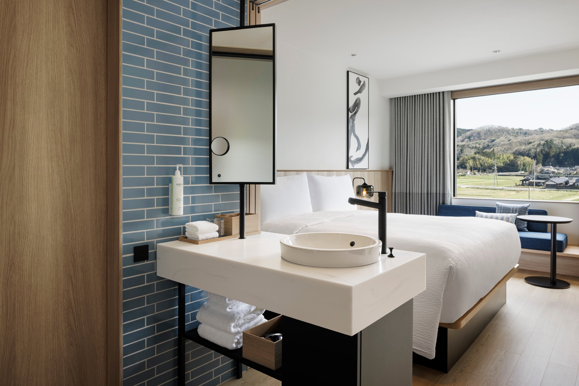King Room: 25 square meters, non-smoking, bed width 180 cm. Relax in a simple yet warm space.