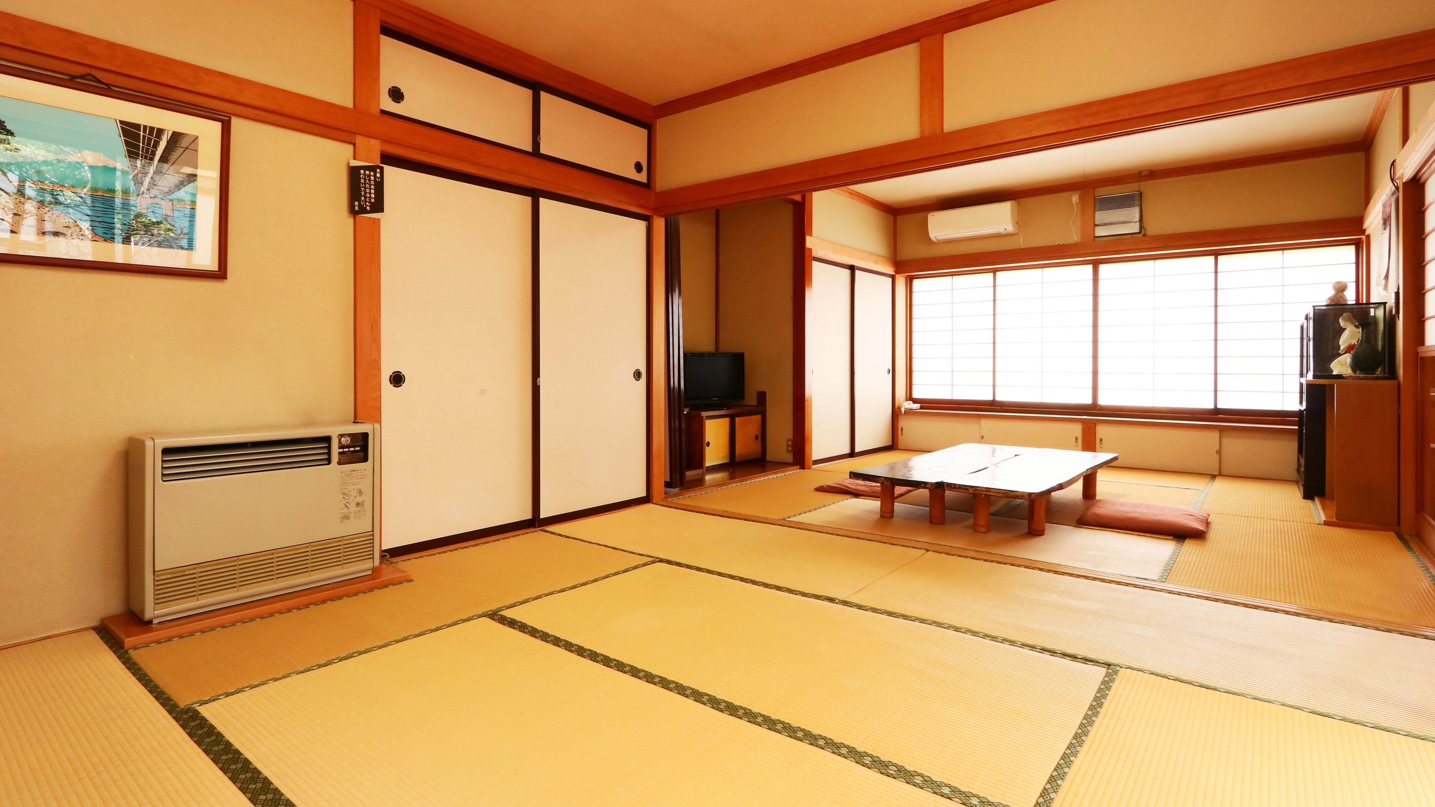 Two rooms, 8+8 tatami mats each. You can see the garden from the veranda.
