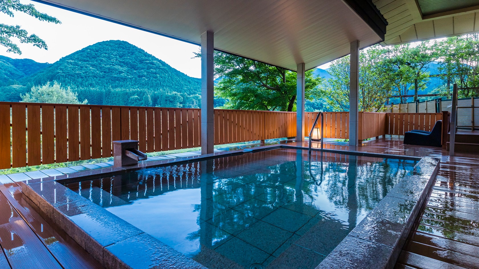 Men's open-air bath where you can feel the seasonal breezes
