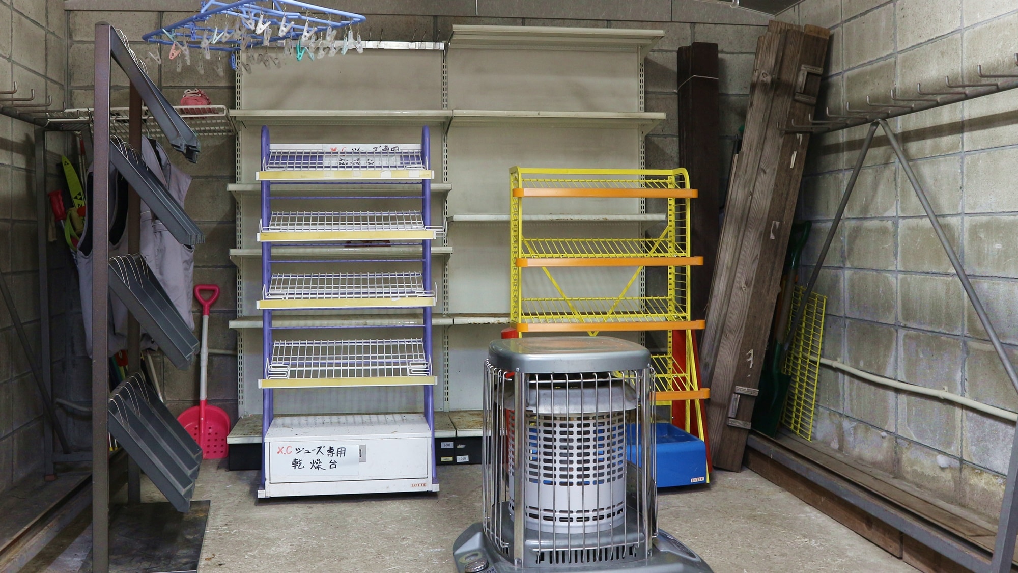 *[ภายในอาคาร/ห้องอบแห้ง] กรุณานำสกีและสโนว์บอร์ดมาด้วย