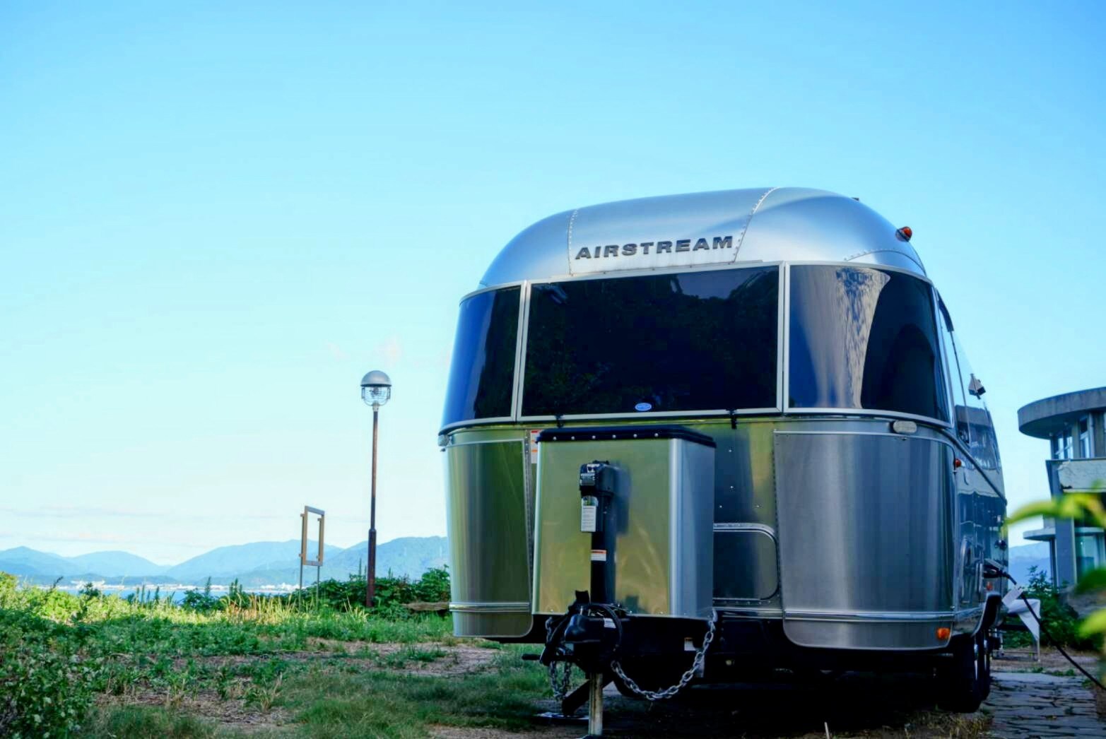 [Airstream] 我们把那辆Airstream房车安装在了一个视野极佳的地方。