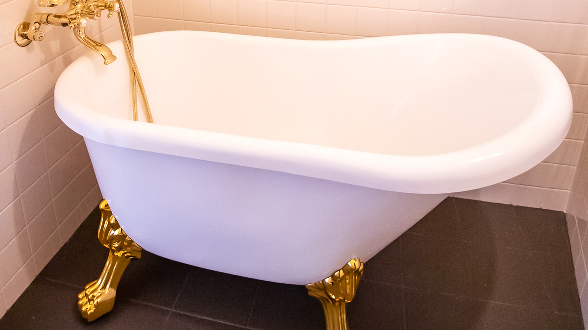 claw foot bathtub