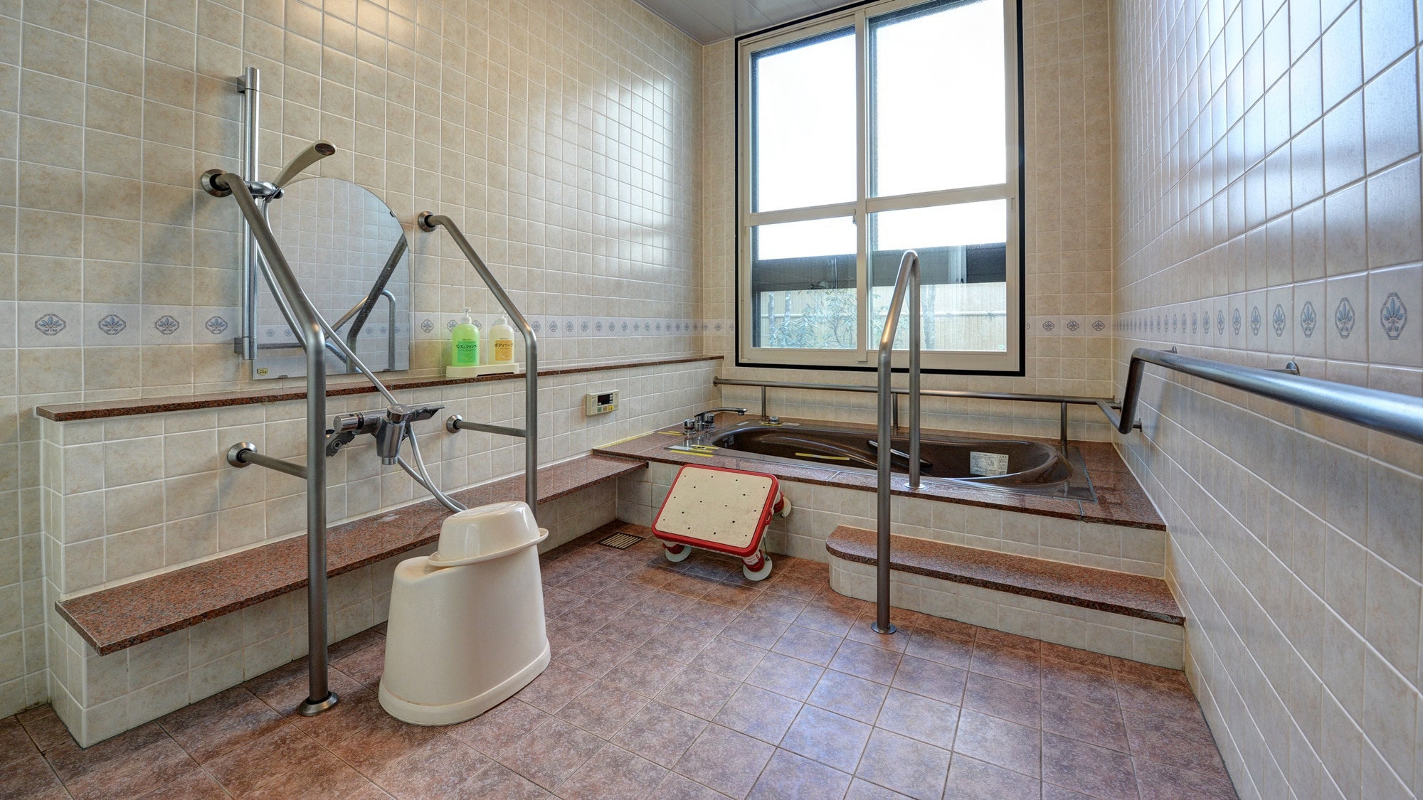 *[1F Barrier-free Japanese-Western room/bath] The bathroom is barrier-free and equipped with handrails and chairs.